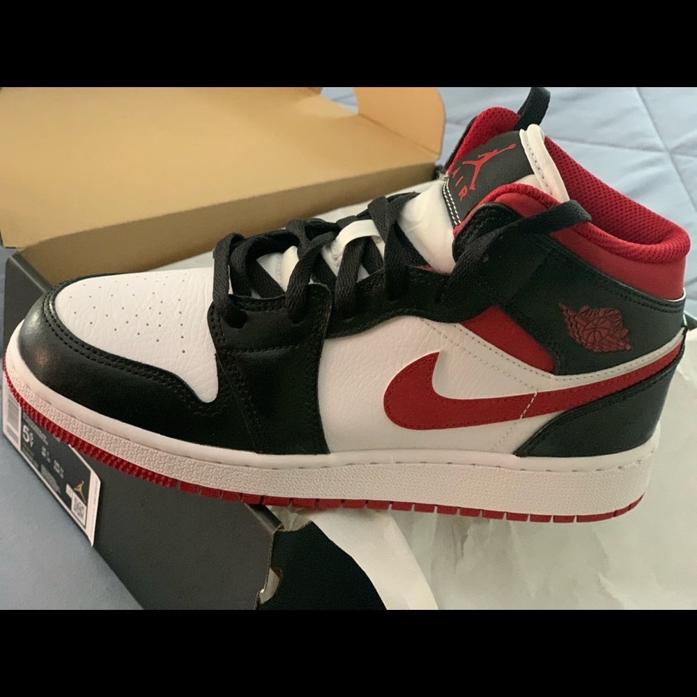 Jordan 1 Mid (Gradeschool 5.5)